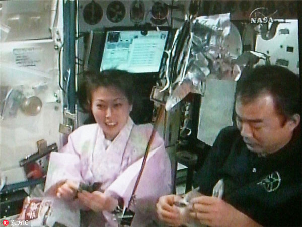 What do astronauts eat in space？