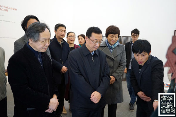 文化部部長雒樹剛在參觀非遺“研培計劃”試點成果匯報展時指出讓優(yōu)秀傳統(tǒng)文化傳出去、活起來