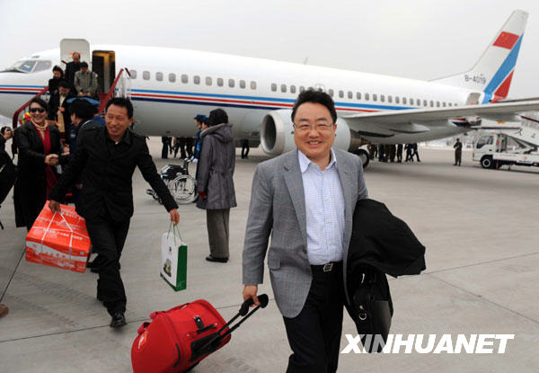 出席全國(guó)政協(xié)十一屆三次會(huì)議的委員陸續(xù)抵京(圖)
