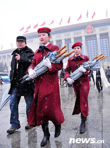 兩會(huì)特寫：雪中情 傘下情