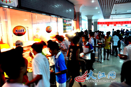 “走基層 轉(zhuǎn)作風 改文風”系列報道:大食堂里的小故事(圖)