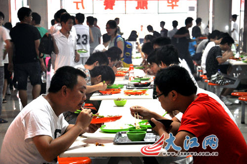 “走基層 轉(zhuǎn)作風 改文風”系列報道:大食堂里的小故事(圖)