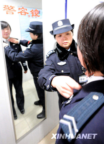 鐵警“女子安檢隊(duì)”亮相北京南站