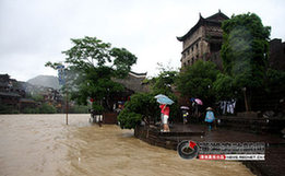 湖南鳳凰部分景點被淹 古城街道成為澤國(組圖)