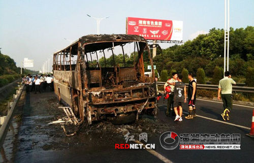 長沙機(jī)場大巴疑似爆炸至少2人死亡(圖)