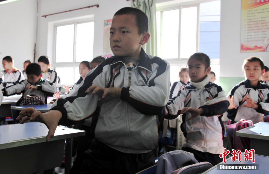 霧霾頻頻來襲 河北一小學(xué)獨(dú)創(chuàng)“防霾”武術(shù)健身操