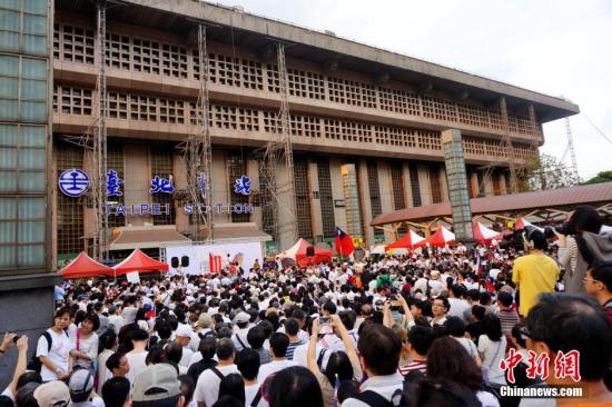 臺“反服貿(mào)協(xié)議”學(xué)生和團(tuán)體著黑衣上凱道 逾11萬人