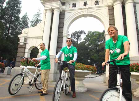 丹麥王子約阿希姆跟清華師生騎自行車游校園