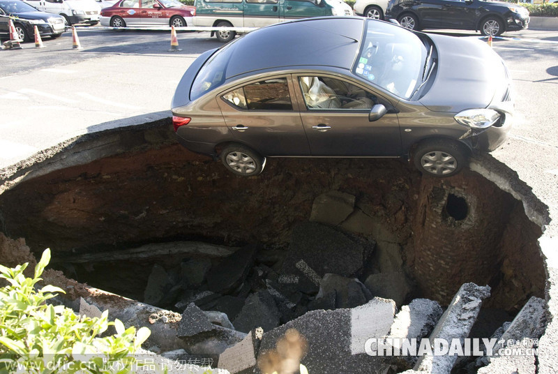 廣州科韻路發(fā)生地陷 一小轎車(chē)栽進(jìn)坑里