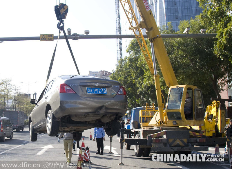 廣州科韻路發(fā)生地陷 一小轎車栽進(jìn)坑里
