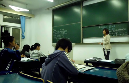 鄭州大學(xué)學(xué)生開展中國日報(bào)“讀報(bào)班”活動 引廣泛贊譽(yù)
