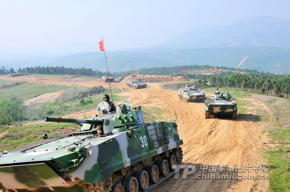 南京軍區(qū)某裝甲團戰(zhàn)術(shù)演練掠影