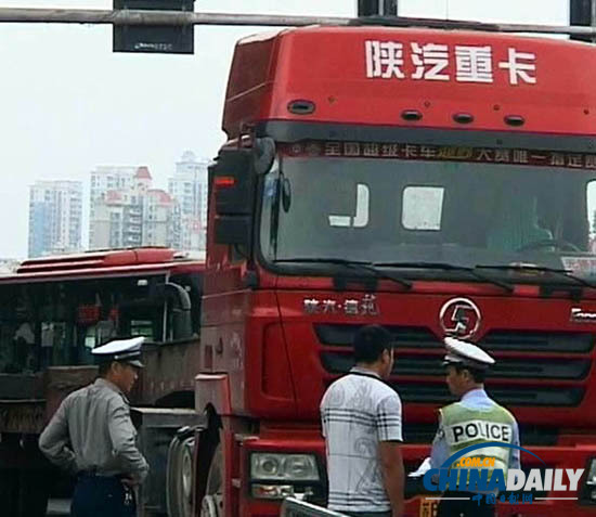 南京:外地貨車違規(guī)上橋被查 車外掛一名保安欲逃跑