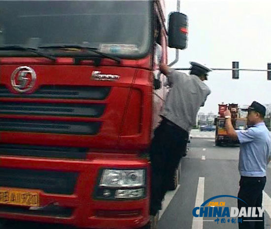 南京:外地貨車違規(guī)上橋被查 車外掛一名保安欲逃跑