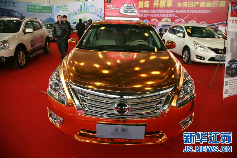 轎車披“土豪金”亮相揚(yáng)州車展