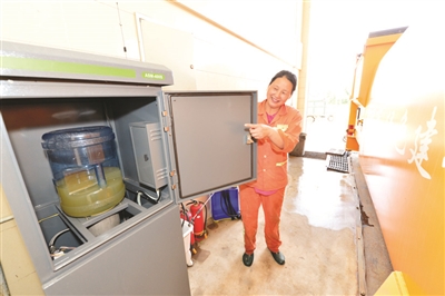 用手機(jī)遙控給公廁除臭 南京將全市推廣“飄香廁所”