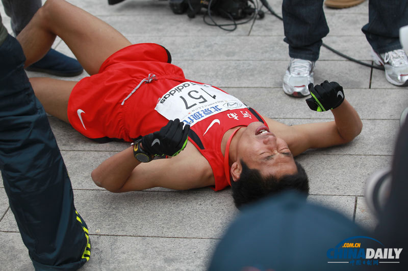 現(xiàn)場直擊北京馬拉松 中國“眼鏡俠”連續(xù)21次摘冠
