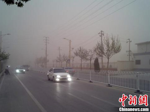 新疆喀什遭遇沙塵暴 白晝?nèi)绾谝梗▓D）