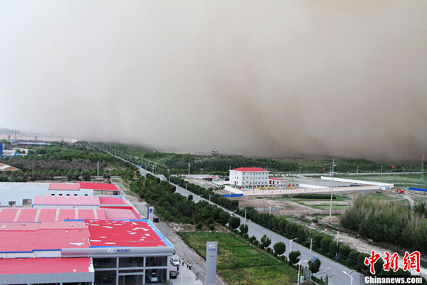 甘肅張掖遭遇大風(fēng)揚沙侵襲