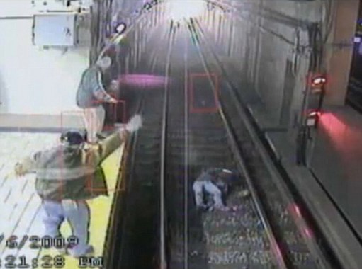 組圖：美一婦女醉臥鐵軌 司機(jī)及時(shí)剎車(chē)避免慘劇