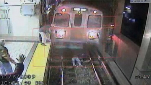 組圖：美一婦女醉臥鐵軌 司機(jī)及時(shí)剎車(chē)避免慘劇