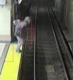 組圖：美一婦女醉臥鐵軌 司機(jī)及時(shí)剎車(chē)避免慘劇