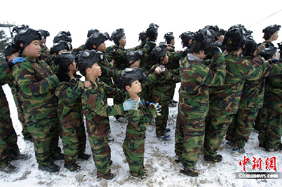 組圖：韓國中小學(xué)生赤膊在雪地中軍訓(xùn)