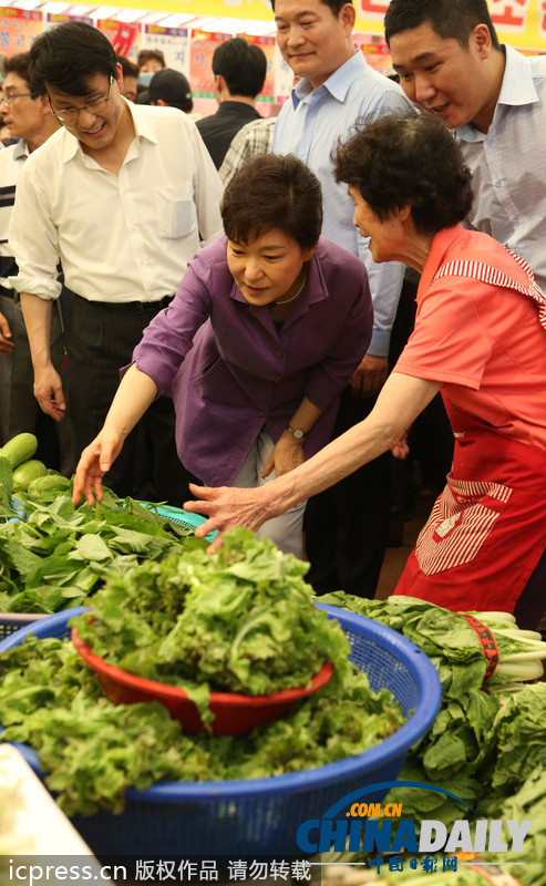 樸槿惠走進(jìn)菜場詢問最新菜價(jià) 關(guān)心民眾生活（組圖）