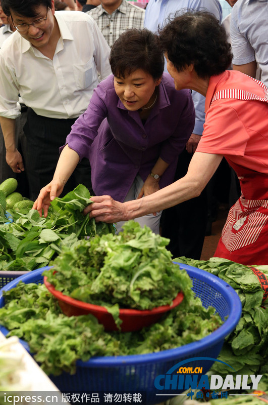 樸槿惠走進菜場詢問最新菜價 關(guān)心民眾生活（組圖）