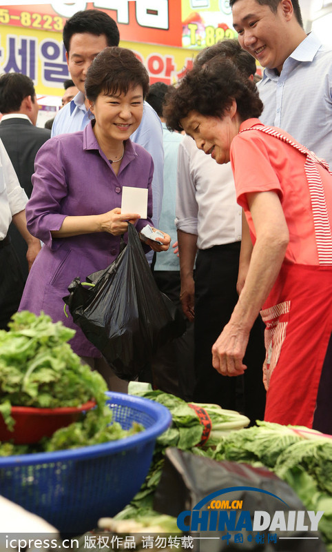 樸槿惠走進(jìn)菜場(chǎng)詢問(wèn)最新菜價(jià) 關(guān)心民眾生活（組圖）