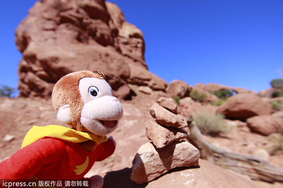 玩具猴環(huán)球之旅各大景點(diǎn)合影留念