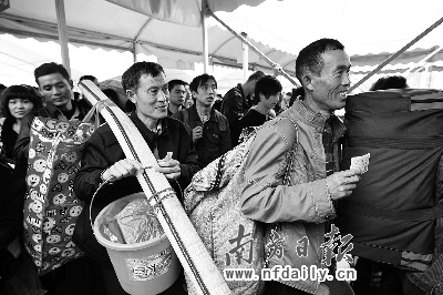 春運(yùn)實(shí)名制火車(chē)票今開(kāi)訂 能否根除“黃牛黨”?