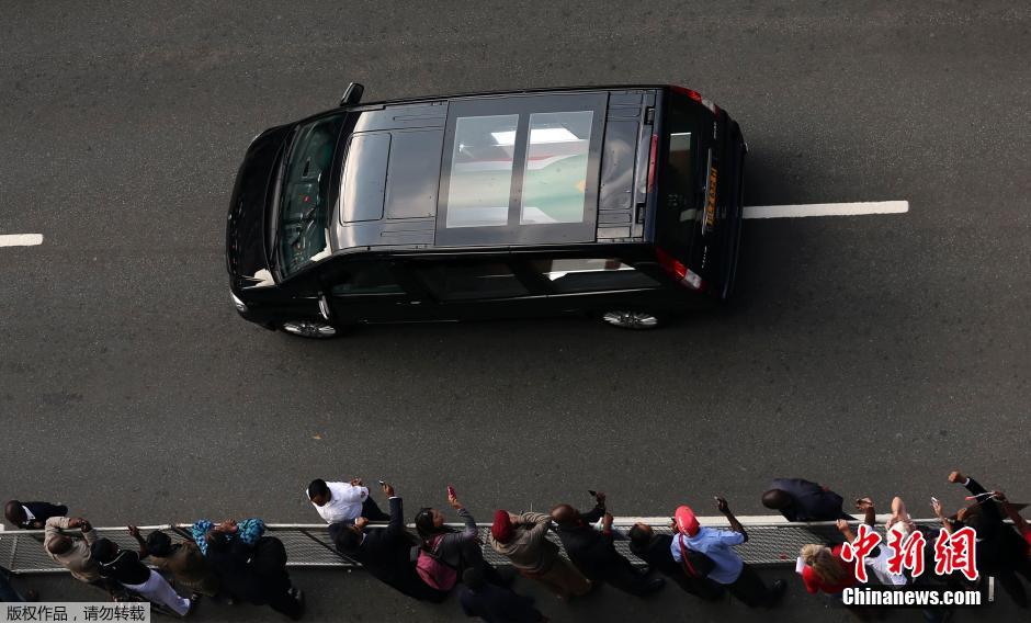 曼德拉遺體轉運至聯(lián)合大廈 沿長街接受瞻仰