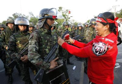 泰國(guó)反政府示威者逐漸撤退 騷亂共致2死113傷