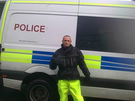 英疑犯嫌通緝照片難看 警車旁留影發(fā)給報社