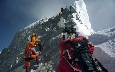 尼泊爾登山家欲當(dāng)“珠峰清道夫” 20勇士闖死亡地帶撿垃圾