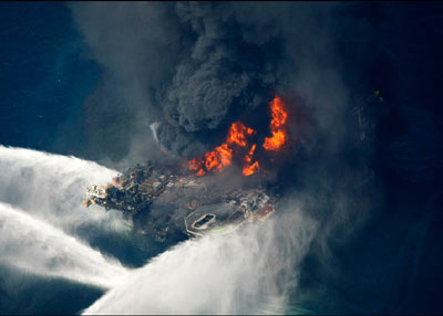 組圖：美海上鉆臺(tái)爆炸燃燒 11人失蹤營救有希望