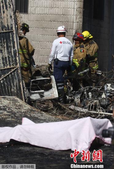 墨西哥一架輕型飛機(jī)墜毀 致3人死亡8輛汽車(chē)起火