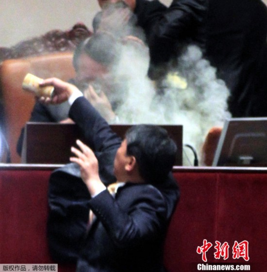 韓國會通過韓美自貿協(xié)定案 在野黨怒擲催淚彈