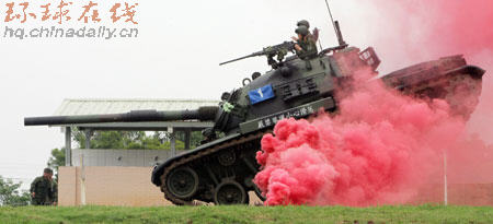 臺(tái)軍CM11主力戰(zhàn)車進(jìn)行多項(xiàng)目操演