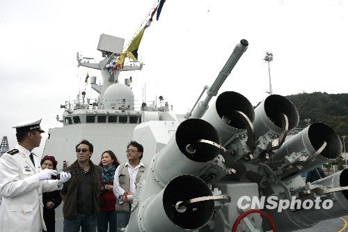 香港市民參觀兩艘中國(guó)導(dǎo)彈護(hù)衛(wèi)艦