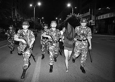 重慶打黑:武警運(yùn)兵車子夜出擊令黑勢(shì)力喪膽