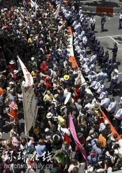20國集團(tuán)財(cái)長(zhǎng)會(huì)議遭3000人抗議 警察受傷