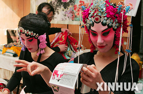 上海:京劇寫真受追捧 京劇復興待時日(組圖)