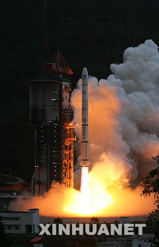 10月24日18時(shí)05分,搭載著我國首顆探月衛(wèi)星嫦娥一號的長征三號甲運(yùn)載火箭在西昌衛(wèi)星發(fā)射中心三號塔架點(diǎn)火發(fā)射。