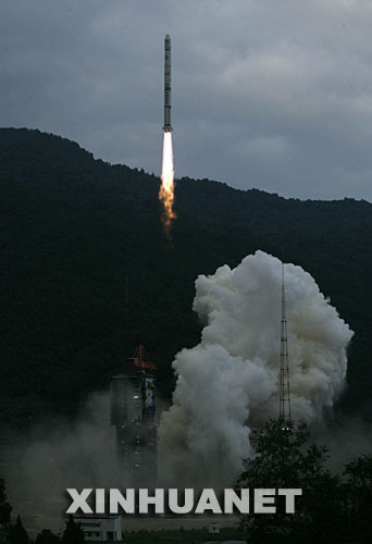 10月24日18時(shí)05分,搭載著我國首顆探月衛(wèi)星嫦娥一號的長征三號甲運(yùn)載火箭在西昌衛(wèi)星發(fā)射中心三號塔架點(diǎn)火發(fā)射。