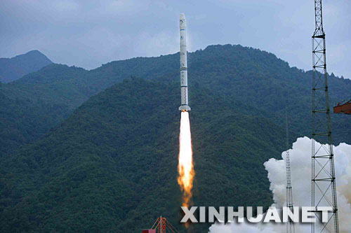 10月24日18時(shí)05分,搭載著我國首顆探月衛(wèi)星嫦娥一號的長征三號甲運(yùn)載火箭在西昌衛(wèi)星發(fā)射中心三號塔架點(diǎn)火發(fā)射。