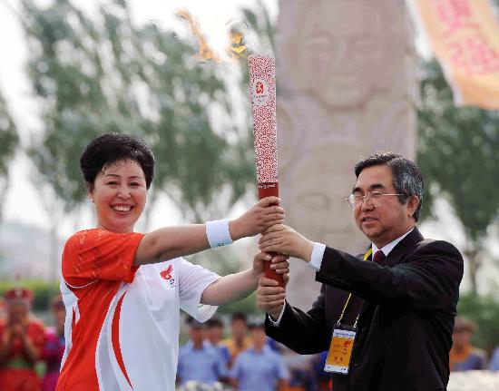 圖文-奧運(yùn)圣火在赤峰傳遞 第一棒娜日蘇接過火炬
