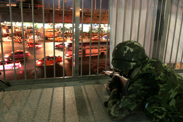泰政府重兵把守曼谷金融中心 紅衫軍欲請(qǐng)聯(lián)合國監(jiān)督