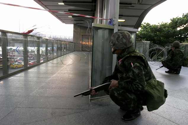 泰政府重兵把守曼谷金融中心 紅衫軍欲請(qǐng)聯(lián)合國(guó)監(jiān)督
